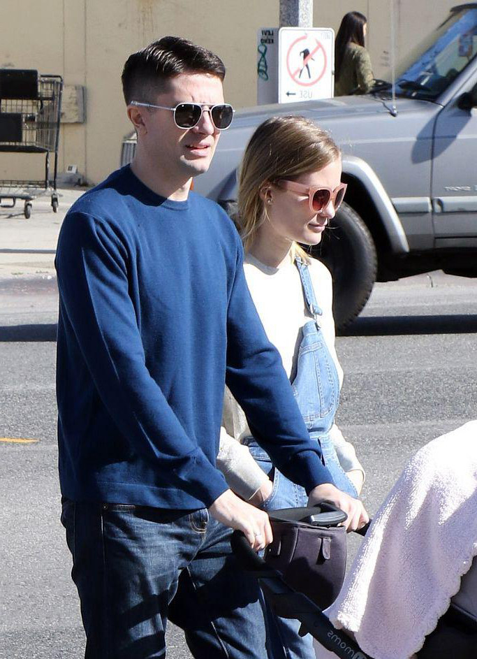 阿什莉欣肖推婴儿车与丈夫谈笑秀甜蜜梳马尾俏皮又可爱