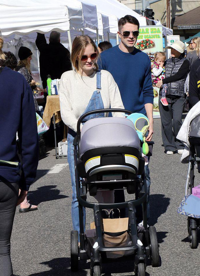 阿什莉欣肖推婴儿车与丈夫谈笑秀甜蜜梳马尾俏皮又可爱