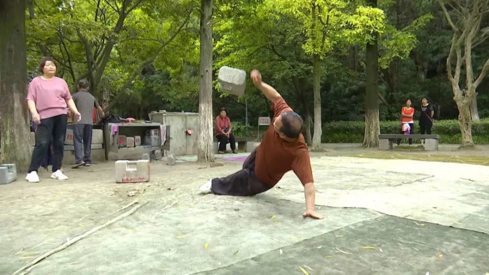 王秉荣玩石锁我是认真的