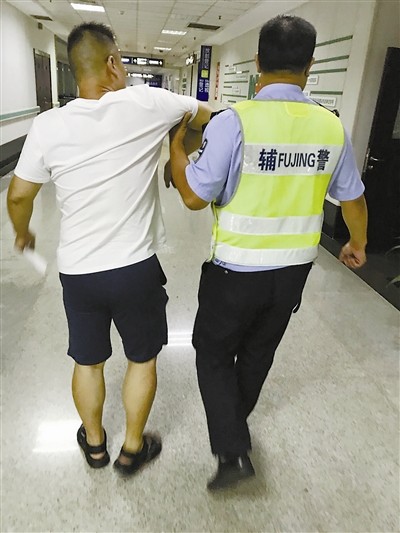 外地游客窨井上一脚踏空受伤 鄞州交警送医并联络施工方
