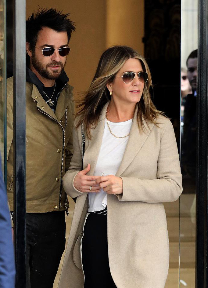 安妮斯顿架黑超变身大姐大,老公紧随其后恩爱十足