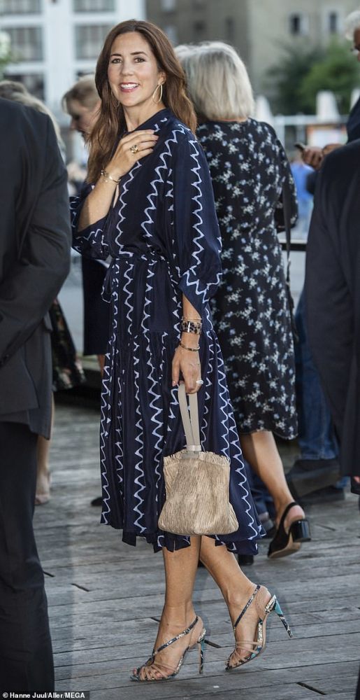 当天47岁的玛丽王妃穿了蓝色的连衣裙,带着"之"字形印花,裙子是从上到