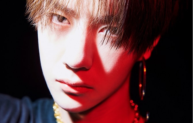 王一博用火柴盒拍写真,看到他划火柴的方式,网友:你才21岁啊