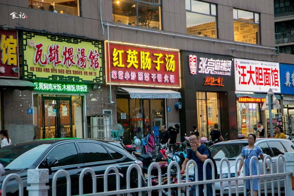 头条新闻〔5〕"大街小巷牛肉面馆爆满,多时段出现排队景象""无牛肉面