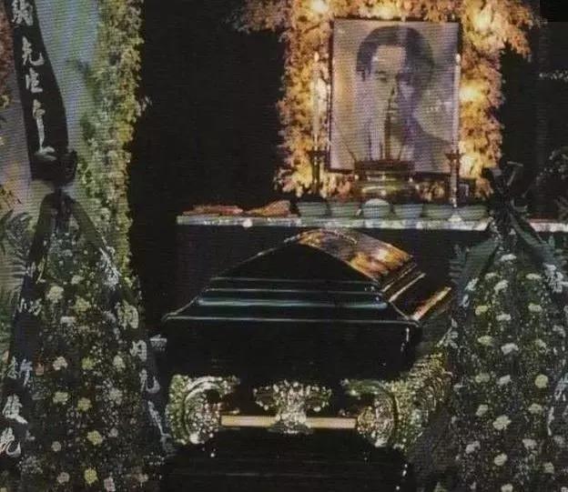 黄家驹并没有上过音乐学院,为何能创造出那么多经典歌曲,成香港乐坛