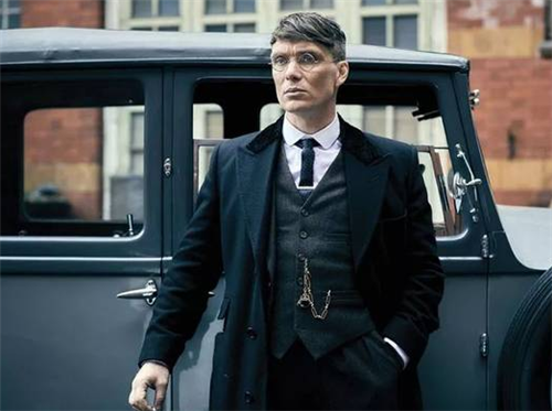 加西亚收到了这样一个艰巨的任务,首先要做的第一件事情就是进入黑道