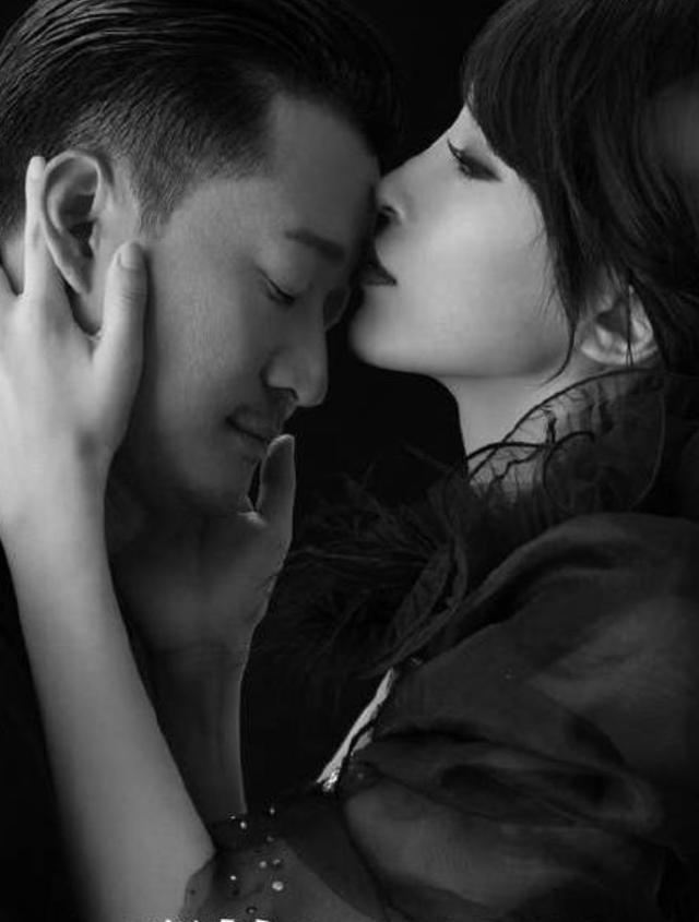 吴京两个儿子床上玩摔跤,快一岁的弟弟长得越来越像哥哥吴所谓