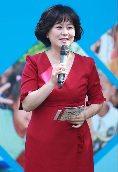 53岁鞠萍现身活动做主持,身材肥胖却穿无袖裙,粗胳膊真抢眼!