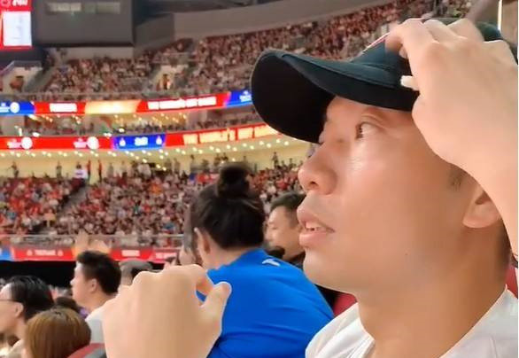 张稀哲观战男篮世界杯,被美妻打扰翻白眼