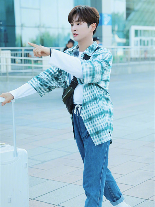 李汶翰和李振宁现身,穿同款格纹衬衫,网友:unine批发的?