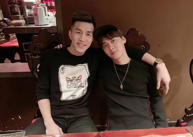 李易峰朱一龙比v同框现身男篮比赛现场化身球迷为偶像应援