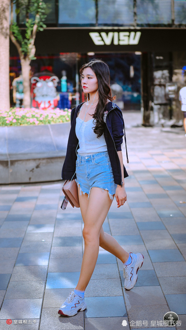 走在潮流时尚第一线的美女,她们对时尚的敏锐嗅觉仿佛与生俱来