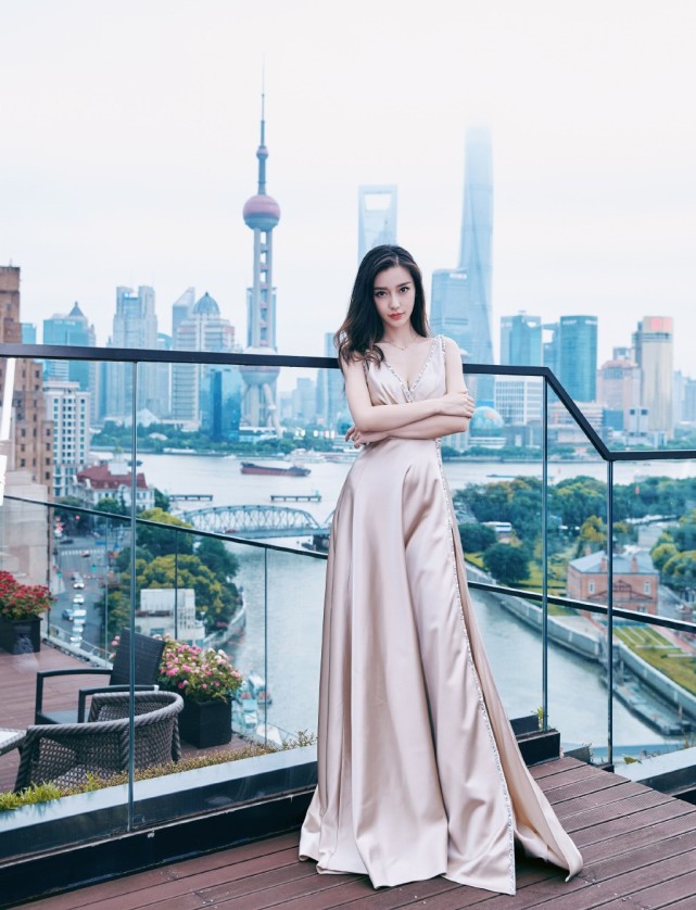 杨颖出席活动,一袭香槟金v领开叉裙配长发,优雅又不失少女感