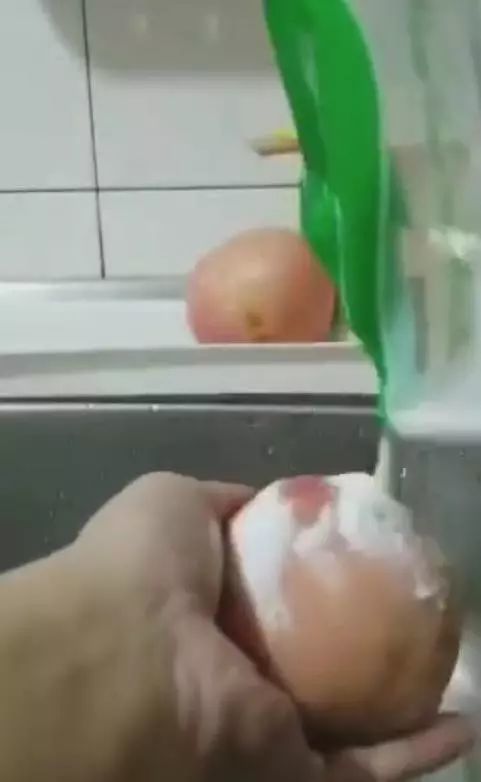 桃子|国产碱面洗桃子变黑，毒上加毒？真相到底是什么？