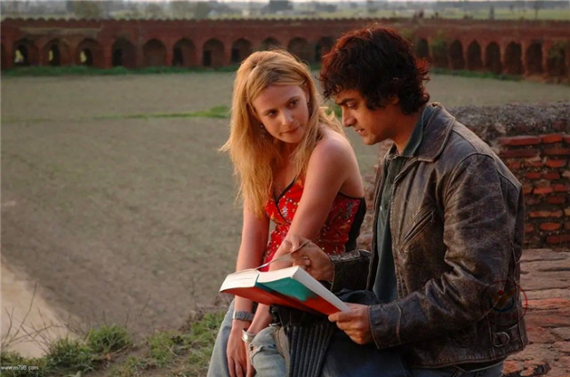 电影对印度的抨击毫不留情,结构上用一种模糊了过去与现在界线的表现