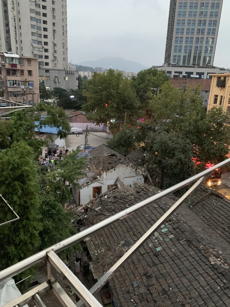 爆炸的平方屋顶被掀翻.受访者供图