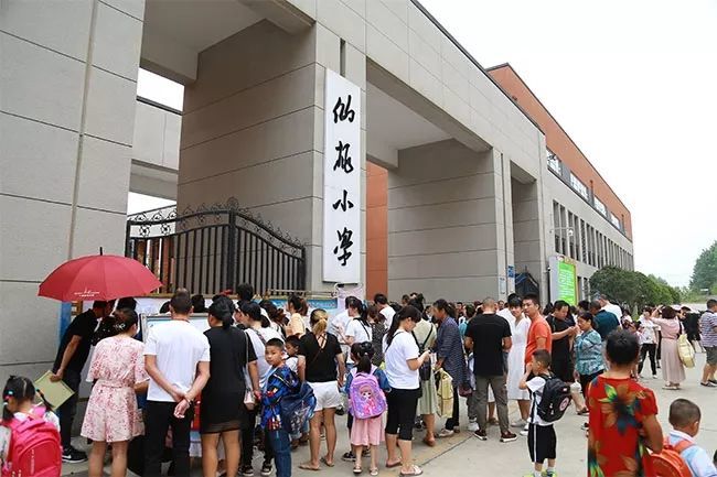 场面震撼仙桃学校开学第一天人山人海现场实拍