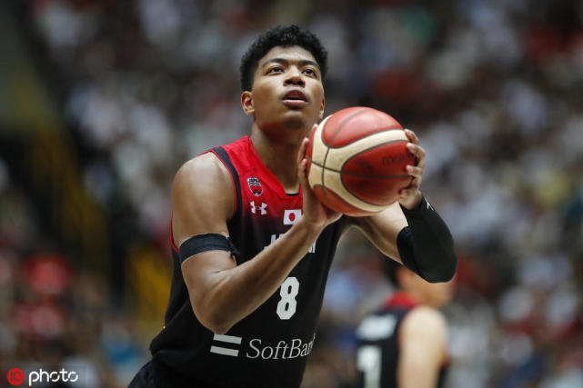 八村塁更衣室发送福利提前预告队友球衣,时长约26秒 腾讯体育9月1日