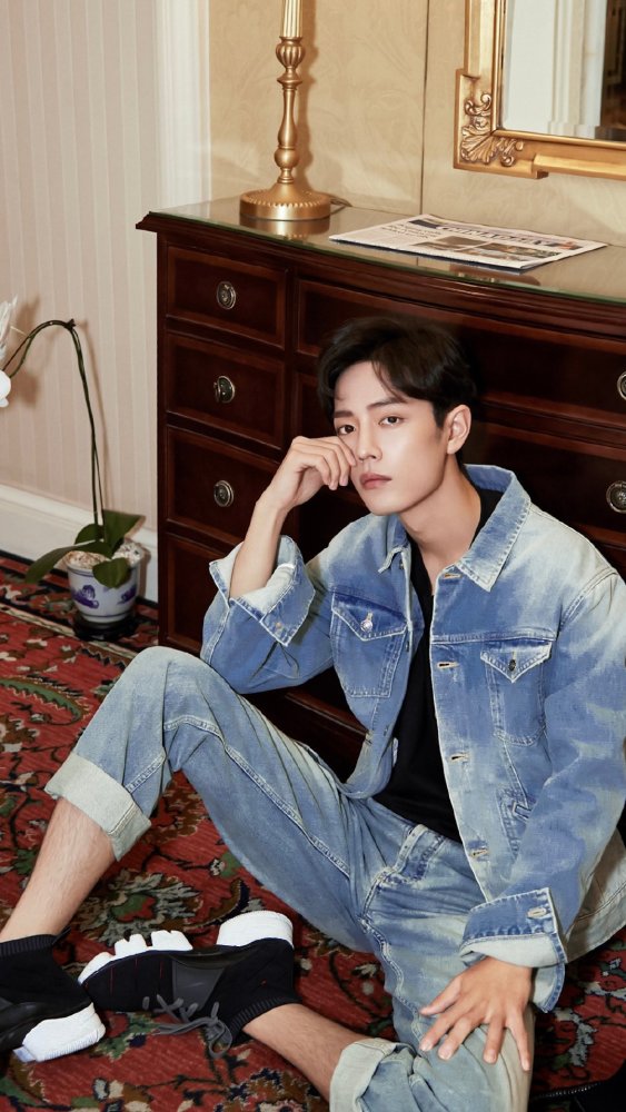 肖战牛仔套装写真被曝光当看见他腼腆的笑容我真心动了