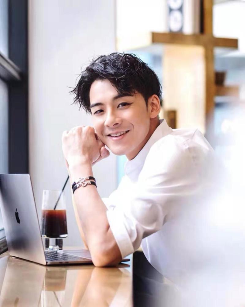 疑与34岁周秀娜共谱恋情,余德丞极力否认,坦言不能与蔡思贝比