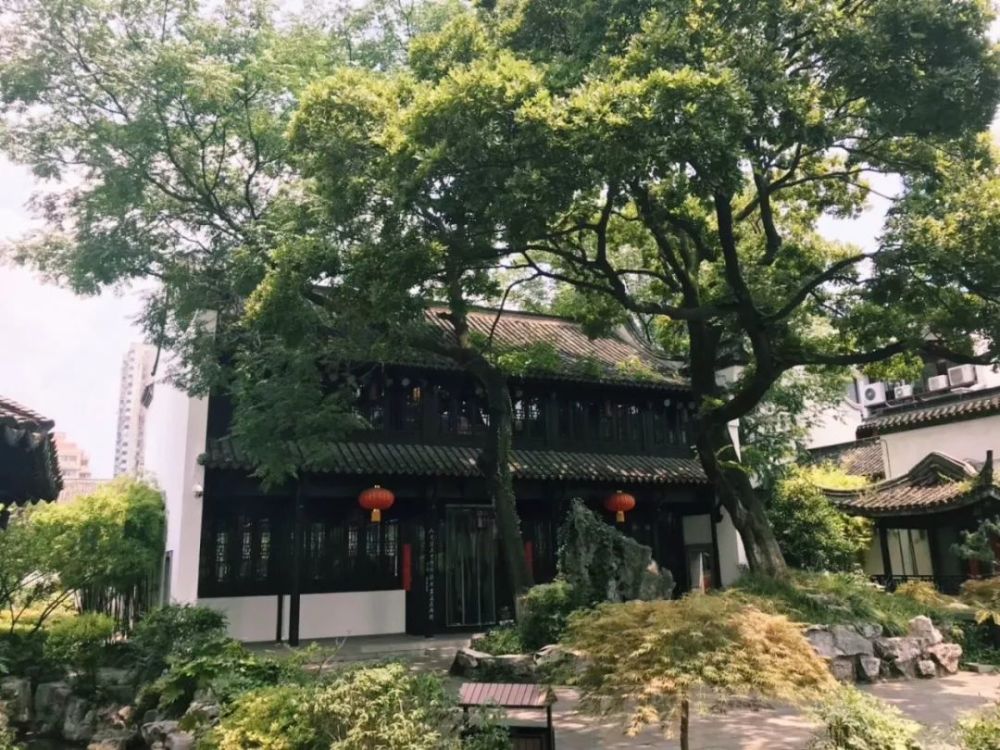 院门外是车水马龙的喧哗 院内却独有一派悠然 在甘熙故居 既有北方的