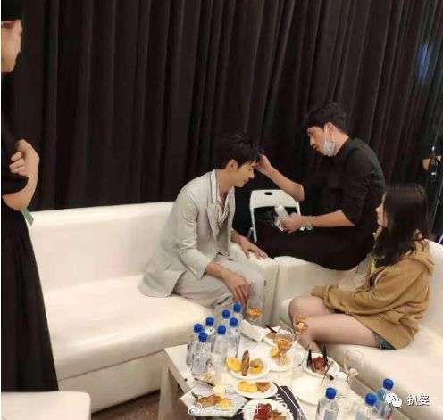 粉丝|一年之内，他的粉丝塌了两回房……