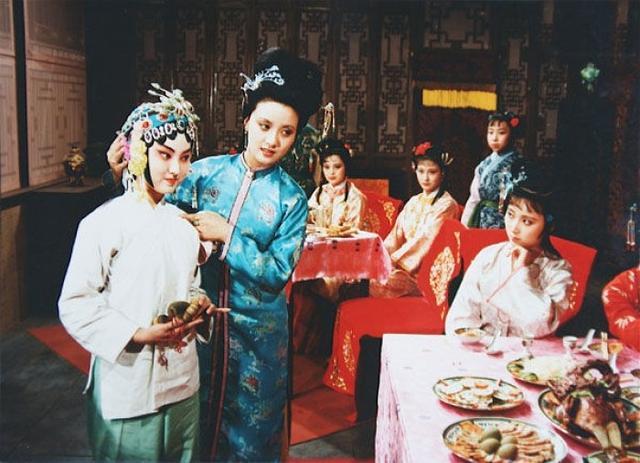 红楼梦|《红楼梦》里，芳官还是个小孩子，为何敢蔑视主子贾环？