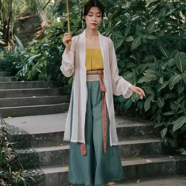 四破三裥裙上身效果推论二:四破三裥裙的上身效果跟大家认为的宋裤