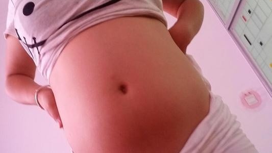 孕妈一摸肚子胎宝宝就会动 危险隐藏得很深 孕妈妈不要这样摸 腾讯新闻