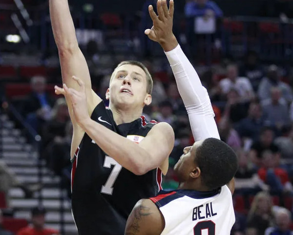 2011年篮球峰会上的波尼特卡