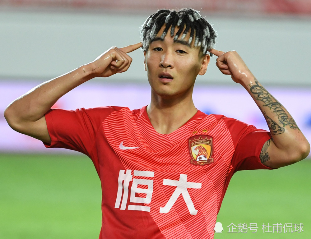 争议 沪媒分析武磊要和韦世豪竞争国足主力 两人身价差25倍