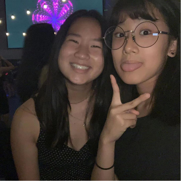 梧桐妹开学第一天与同学派对疯玩,对镜头开心比v超像贾静雯