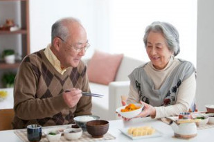 光吃老人维生素还不够 营养不良的老人还应健康饮食