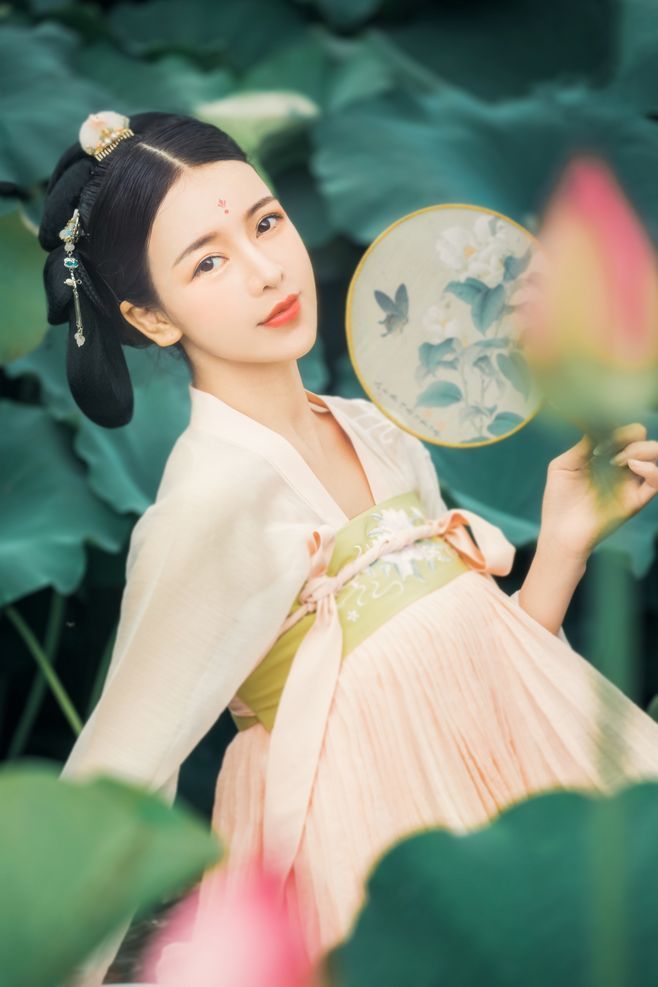 一道雷,将原本穿越成孩童的林娇娇带入了玉佩空间,进入了前世自己在