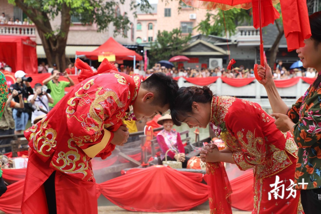 百年修得同船渡,南沙12对新人水上喜结连理