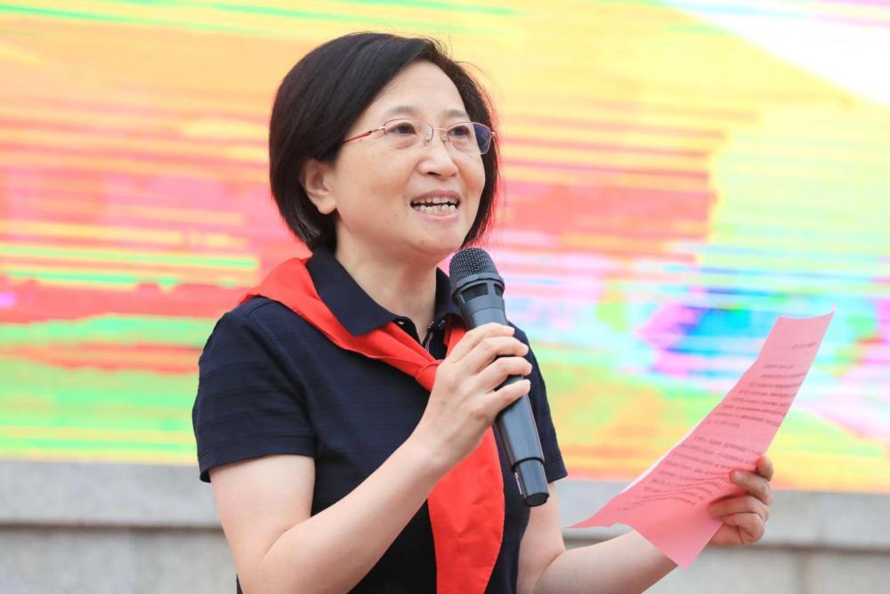 北大"女神"学姐回母校,三行诗礼敬祖国……金陵河西开学第一课超"燃"!