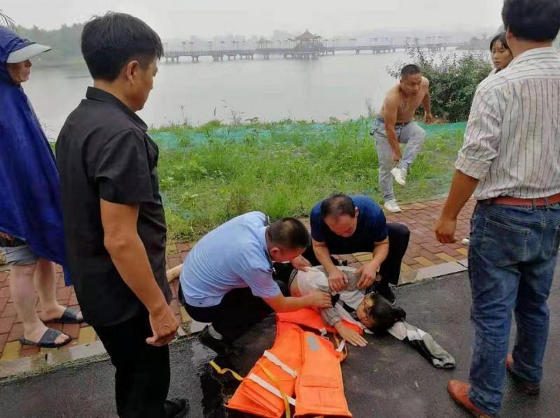 河南一13岁女孩落水被七旬老人救起 救人者:"不会见死不救"