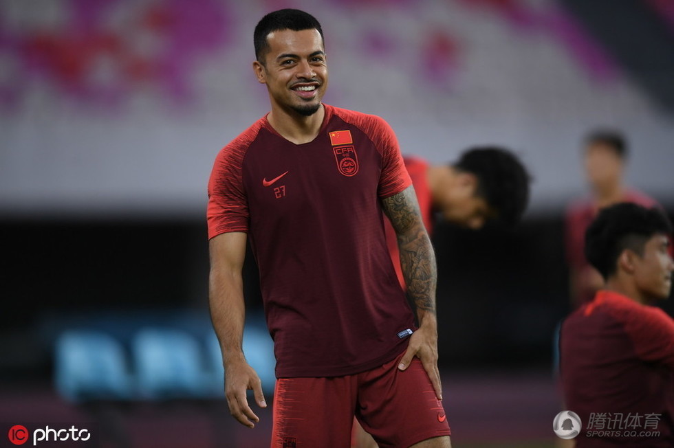 艾克森国足首训指点江山慢跑放松与李可交流