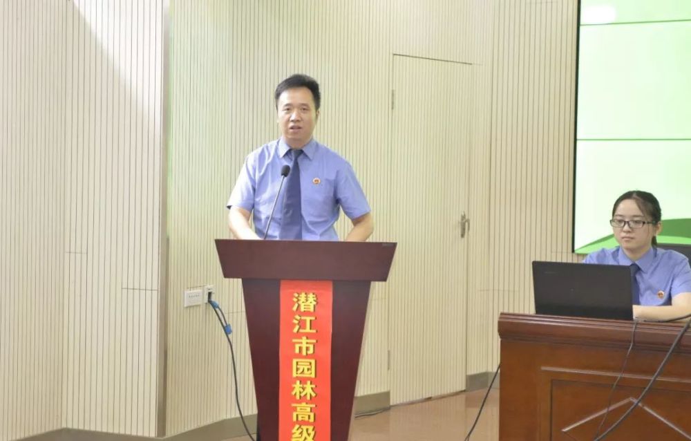 代检察长周伟来到了潜江市园林高级中学,这是他担任法治副校长的学校