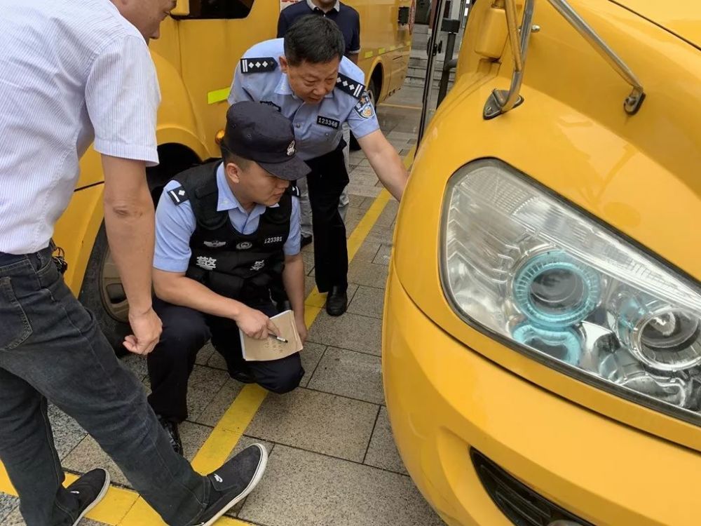 开学大片正式上演 警察蜀黍带你直击现场