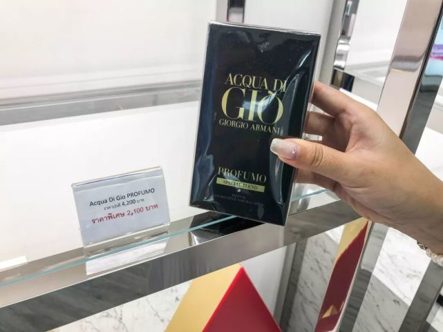 泰国草莓唇膏多少泰铢(泰国小草莓唇膏和大草莓有什么区别)