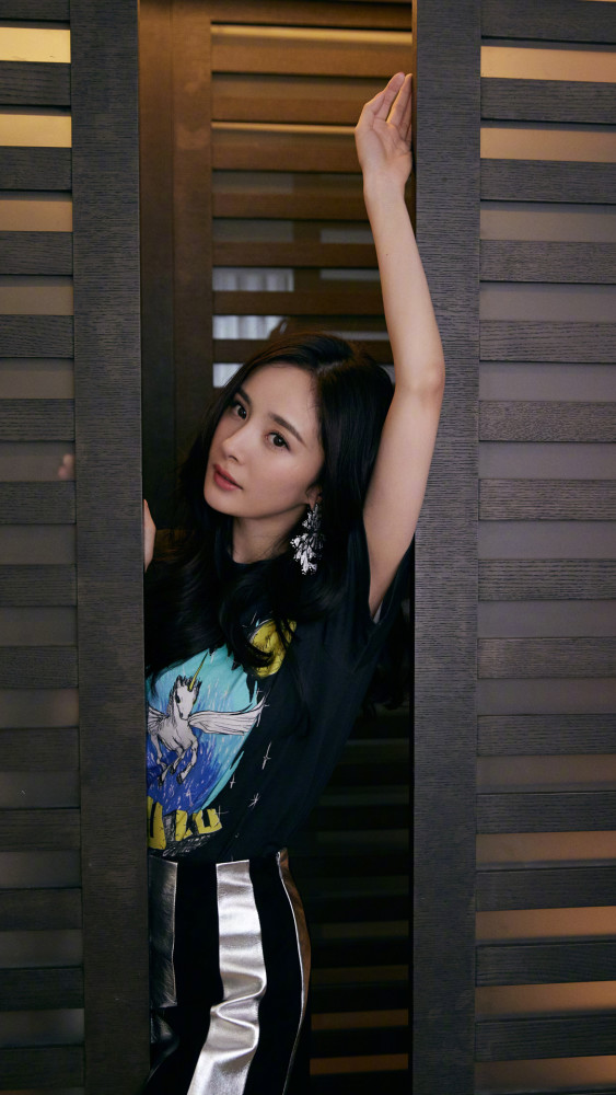 辣妈杨幂身穿简单黑色t恤搭配半身裙颜值真的很抗打