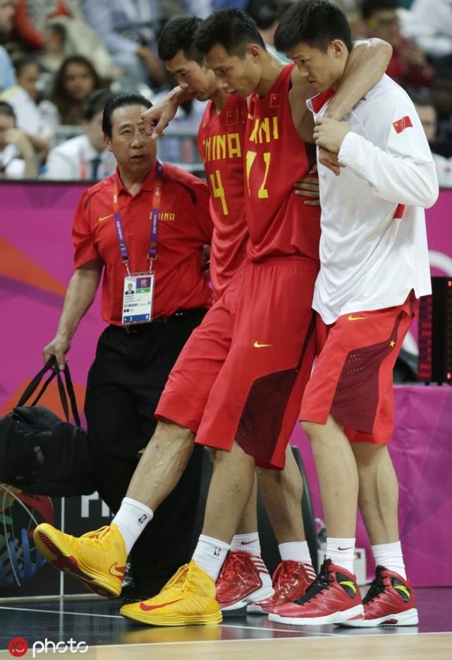 率中国男篮负重前行,阿联太难了!我们终将