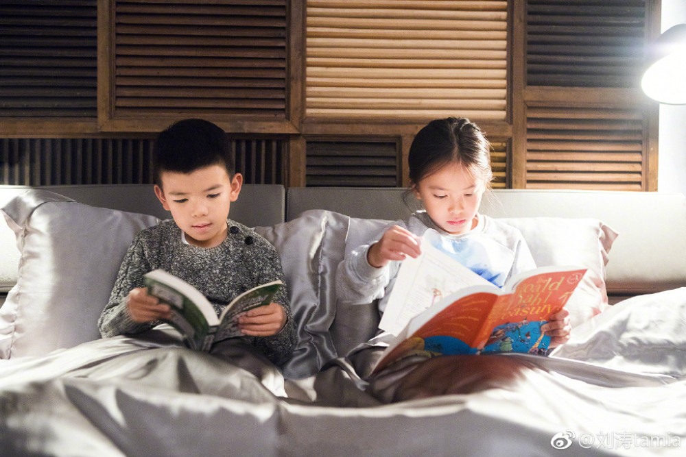 刘涛带儿女同上封面连帽卫衣配棕色百褶裙简洁大方