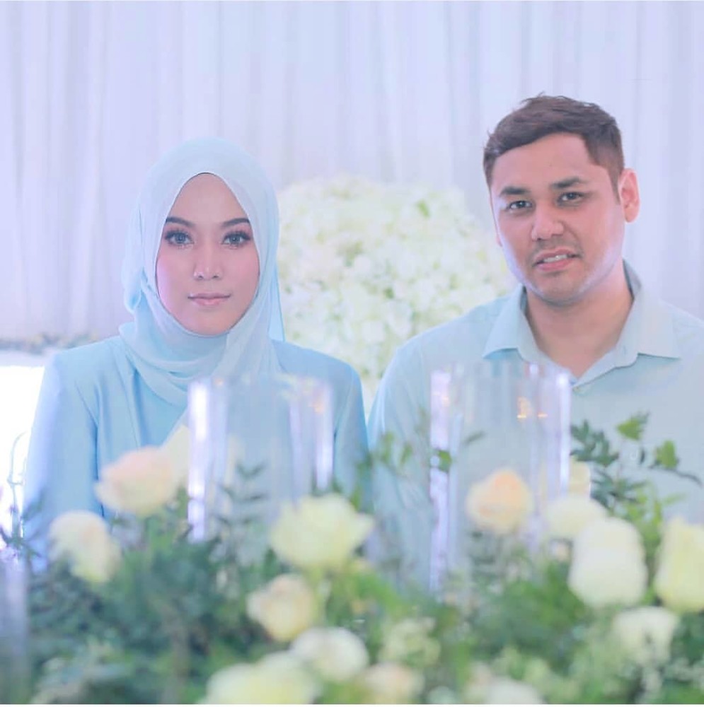 歌手茜拉晒照宣布产子喜讯老公抱儿子罕见出镜