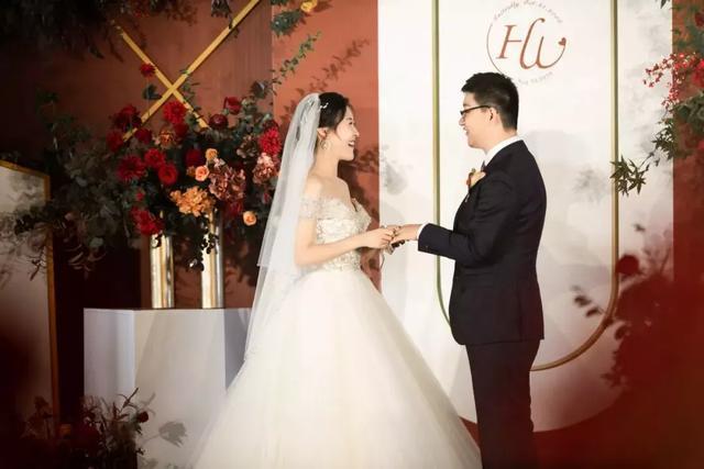 婚礼上她也写了一段话:"晓光,高一的时候,我怎么都想不到那个后同桌会