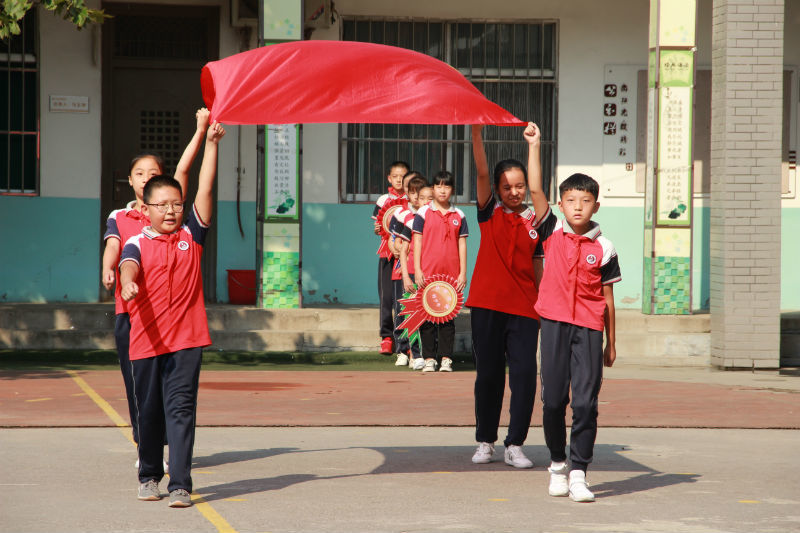 济南市天桥区文清小学隆重举行"追逐少年之梦,脚踏成功之路"开学典礼