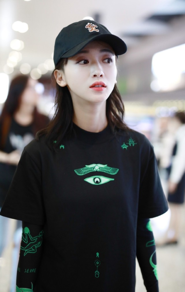 吴谨言切换酷帅模式全套黑色配小短靴气场全开走路似带风