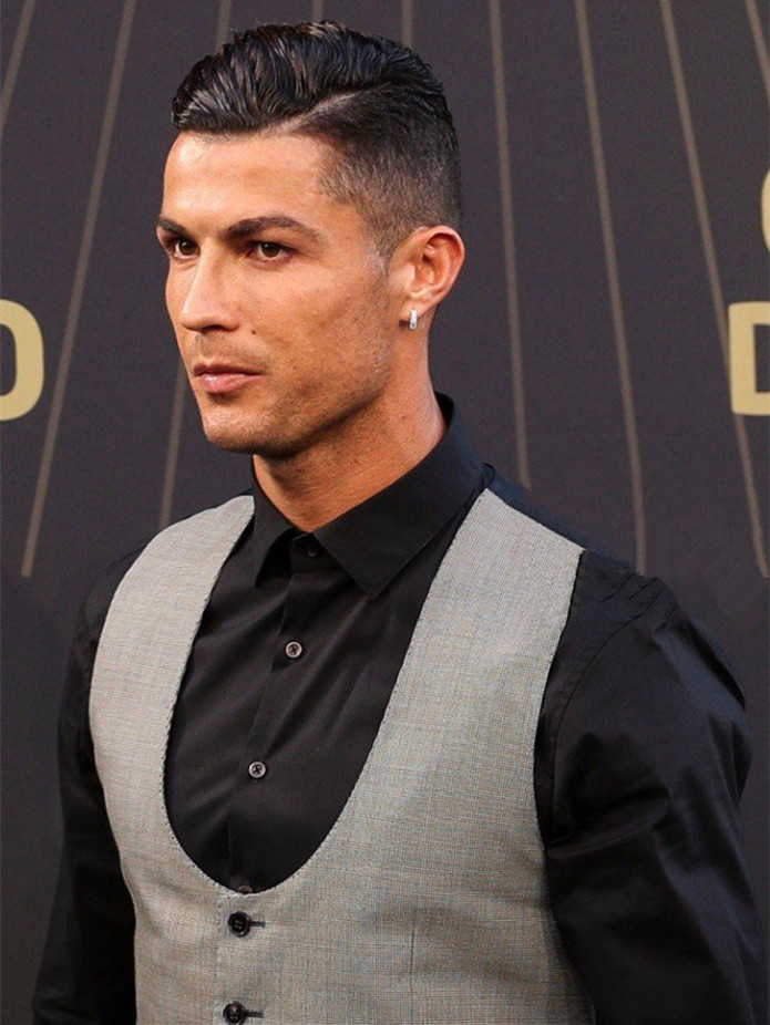 c罗出席颁奖礼马甲配衬衣沉稳大气185站c位巨星范十足