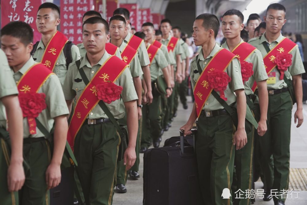 金牛區人民政府的領導以及部分退伍軍人家屬等候在車站,迎接退伍軍人